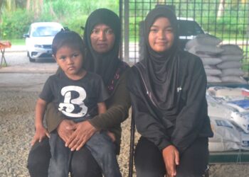 NURUL Wahida Kamarudin (tengah) bersama dua  anaknya yang menghidap penyakit jantung di Felda Kota Gelanggi Dua, Jerantut, Pahang. - HARIS FADILAH AHMAD