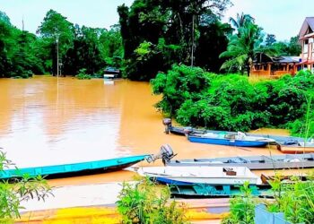 AIR Sungai Tembeling melimpah masuk ke kawasan penempatan ketika musim tengkujuh di Kampung Pagi, Ulu Tembeling, Jerantut, baru-baru ini. - UTUSAN/SHAIKH AHMAD RAZIF