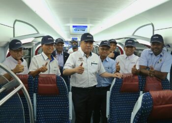 ANTHONY Loke Siew Fook hadir Majlis Penyerahan Tren ETS Class 93 bagi Projek MRO Kepada Kementerian Pengangkutan di Depoh EMU KTMB Seremban di Seemban, semalam. - UTUSAN/MOHD. SHAHJEHAN MAAMIN.