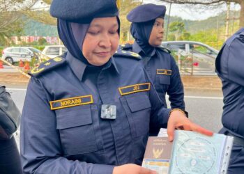 NORAINI Mohd Nawi menunjukkan Permit Edaran Antarabangsa (ICP) yang diperiksa sewaktu Operasi Khas Tahun Baharu Cina 2025 di KM26 Jalan Kuala Perlis-Changlun, Arau, Perlis semalam.-UTUSAN/ASYRAF MUHAMMAD