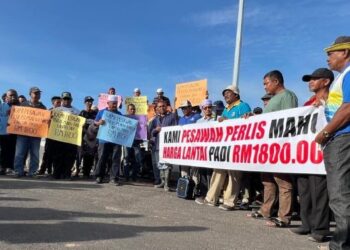 PARA pesawah di negara ini menggesa kerajaan segera memuktamadkan tuntutan mereka menaikkan segera harga lantai belian padi kepada RM1,800 per tan metrik. – UTUSAN/IZLIZAN OTHMAN