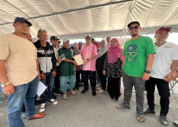 SEBAHAGIAN pesawah menyerahkan memorandum menuntut kenaikan harga lantai belian padi kepada Shahidan Kassim di Pusat Khidmat Kubang Gajah, Arau, Perlis. - UTUSAN/MOHD. HAFIZ ABD. MUTALIB