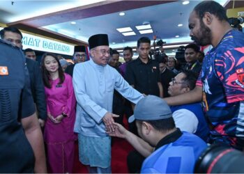 ANWAR Ibrahim menghadiri majlis perasmian Mesyuarat Perhimpunan Agung Tahunan Majlis Belia Malaysia Ke-73 di Pusat Dagangan Dunia Kuala Lumpur, semalam. Turut hadir, Menteri Belia dan Sukan, Hannah Yeoh. –  UTUSAN/SYAKIR RADIN