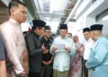 ANWAR Ibrahim ketika melakukan lawatan mengejut di Perumahan Awam Desa Rejang, Setiawangsa semalam yang yang tular disebabkan  insiden lif terhempas. – UTUSAN/FARIZ RUSADIO