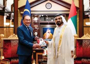 ANWAR Ibrahim mengadakan pertemuan dengan Sheikh Mohammed Rashid Al-Maktoum di Istana Za’abeel, Dubai, semalam. – PEJABAT PERDANA MENTERI/AFIQ HAMBALI