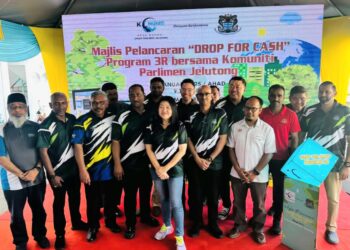 LIM Siew Khim (tengah) dan Rajendran (enam dari kanan) pada Majlis Pelancaran 'Drop for Cash', Program 3R Bersama Komuniti Parlimen Jelutong di George Town, Pulau Pinang, semalam.