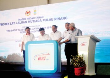 ANWAR Ibrahim (tengah) menyempurnakan Majlis Pecah Tanah Projek LRT Laluan Mutiara Pulau Pinang, di Jalan Lebuh Pinang 1, Jelutong, Pulau Pinang, semalam. – MINGGUAN/IQBAL HAMDAN