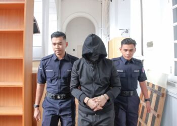 MOHD. Nazri Abdul Razak semasa perbicaraan kes bunuh yang dihadapinya di Mahkamah Tinggi Ipoh semalam. –  UTUSAN/MUHAMAD NAZREEN SYAH MUSTHAFA