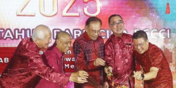 ANWAR Ibrahim (tengah) menggaul yee sang pada majlis sambutan Tahun Baharu Cina anjuran Dewan Perniagaan dan Perindustrian Cina Perak (PCCCI) di Ipoh semalam.. - UTUSAN/MUHAMAD NAZREEN SYAH MUSTHAFA