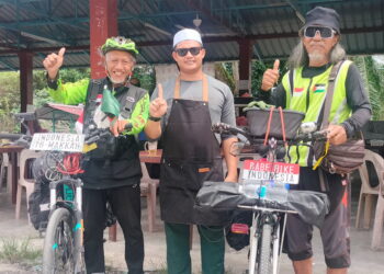 SOEPRIJADI Soedirman Saud (kiri) dan Syariffudin Abdul Hamid yang berkayuh dari Indonesia ke Mekah singgah di Bagan Serai semalam. - UTUSAN/WAT KAMAL ABAS