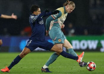 Pemain pertahanan Paris Saint-Germain,  Marquinhos (kiri) dan penyerang Manchester City, Erling Haaland bersaing dalam aksi Liga Juara-Juara di Parc des Princes, Paris. - AFP