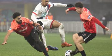 PEMAIN Espaly, Mouad Ait Boulaalam (kiri) dan Gabay Allaigre mengasak pemain tengah Paris Saint-Germain, Desire Doue pada aksi pusingan 32 Piala Perancis di Stadium Marcel-Michelin, awal pagi tadi.-AFP