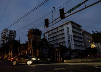 LAMPU isyarat tidak berfungsi akibat gangguan bekalan elektrik di San Juan, Puerto Rico.-AFP