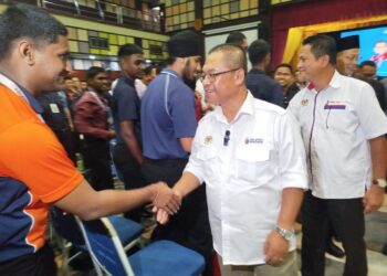 MUSTAPHA Sakmud bersalam dengan pelajar semasa lawatan kerja dan sesi dialog di Politeknik Ungku Omar (PUO) di Ipoh, Perak hari ini. - UTUSAN