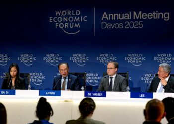 ANWAR Ibrahim bercakap pada sesi taklimat media pada Sidang Kemuncak Tahunan Forum Ekonomi Dunia (WEF) 2025 di Davos, Switzerland, semalam. – PEJABAT PERDANA MENTERI