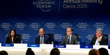 ANWAR Ibrahim bercakap pada sesi taklimat media pada Sidang Kemuncak Tahunan Forum Ekonomi Dunia (WEF) 2025 di Davos, Switzerland, semalam. – PEJABAT PERDANA MENTERI