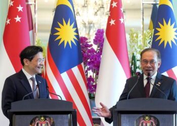 ANWAR Ibrahim bersama Lawrence Wong pada sidang akhbar di Kompleks Perdana Putra selepas Sesi Pemukiman Pemimpin-Pemimpin 
Malaysia-Singapura di Putrajaya, semalam. – UTUSAN/FAISOL MUSTAFA