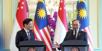 ANWAR Ibrahim bersama Lawrence Wong pada sidang akhbar di Kompleks Perdana Putra selepas Sesi Pemukiman Pemimpin-Pemimpin 
Malaysia-Singapura di Putrajaya, semalam. – UTUSAN/FAISOL MUSTAFA