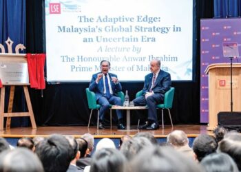 ANWAR Ibrahim ketika sesi soal jawab pada Majlis Makan Malam dan Ramah Mesra bersama lebih 700 diaspora Malaysia di London, semalam. - PEJABAT PERDANA MENTERI