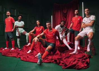 CRISTIANO Ronaldo (tengah) memperagakan jersi baharu keluaran Puma untuk pasukan bola sepak Portugal.