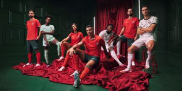 CRISTIANO Ronaldo (tengah) memperagakan jersi baharu keluaran Puma untuk pasukan bola sepak Portugal.