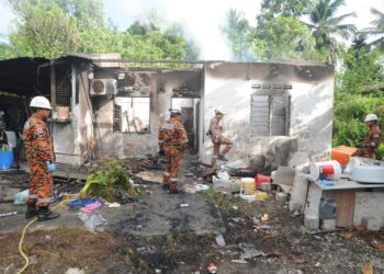 ANGGOTA bomba memeriksa sebuah rumah terbakar mengakibatkan tiga sekeluarga maut, manakala seorang melecur di Kampung Oren, Ulu Tiram, Johor Bahru.