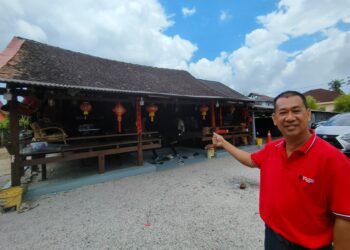 ANG John Sun menunjukkan rumah warisan Cina Kelantan yang berusia lebih 200 tahun milik keluarganya di Kampung Delima, Kulim, Wakaf Bharu, Tumpat, Kelantan. – UTUSAN/YATIMIN ABDULLAH.