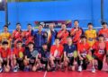 RASHID Sidek (belakang, tiga dari kanan) bersama 14 pemain badminton yang menyertai sesi ujibakat zon timur program realiti Rashid Mencari Juara di PBNK, Telipot, Kota Bharu, Kelantan, semalam. - UTUSAN/MUSTAQIM MOHAMED