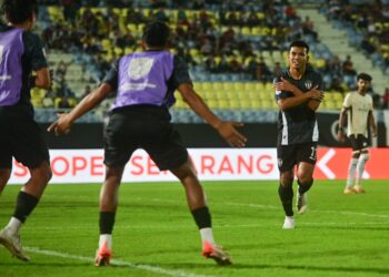 SAFAWI Rasid (kanan) meraikan jaringan gol bersama rakan pasukan ketika bertemu PSM Makassar FC dalam perlawanan Shopee Cup 2024 di Stadium Sultan Mizan Zainal Abidin, Kuala Nerus, Terengganu, malam ini. - UTUSAN/PUQTRA HAIRRY