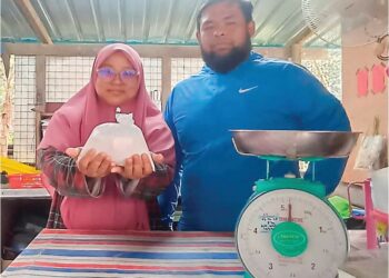 NURUL AZIDA (kiri) menunjukkan santan kelapa segar yang dijual di kedainya di Kampung Air Papan, Tanjung Tualang, Batu Gajah, kelmarin. – UTUSAN