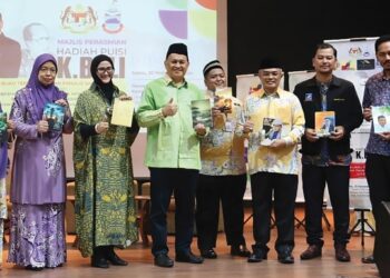 MENTERI Sains, Teknologi & Inovasi merangkap Exco Pendidikan & Exco Hal Ehwal Agama Negeri Sabah,
Datuk Mohd.Arifin Mohd. Arif (empat dari kiri)  mewakili Kerajaan Negeri Sabah sentiasa menyokong  IPS dalam menyemarakkan aktiviti budaya dan kesusasteraan Sabah. Gambar  IPS.