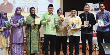 MENTERI Sains, Teknologi & Inovasi merangkap Exco Pendidikan & Exco Hal Ehwal Agama Negeri Sabah,
Datuk Mohd.Arifin Mohd. Arif (empat dari kiri)  mewakili Kerajaan Negeri Sabah sentiasa menyokong  IPS dalam menyemarakkan aktiviti budaya dan kesusasteraan Sabah. Gambar  IPS.