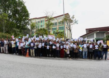 AHLI KPST yang hadir semasa laporan dibuat  kepada SPRM di Ipoh hari ini berhubung pemilikan tanah di Seri Iskandar. - UTUSAN/MUHAMAD NAZREEN SYAH MUSTHAFA