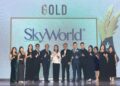 LEE Chee Seng (lima dari kiri) bersama barisan pengurusan SkyWorld ketika memenangi Emas anugerah berprestij kategori Pembangunan Hartanah di Anugerah Jenama Putra Aria 2024.