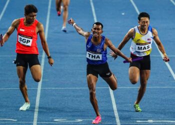 Khairul Hafiz Jantan (kanan) beraksi dalam acara kuartet 4x100 meter pada Sukan SEA Kemboja 2023 di Stadium Morodok Techo. - UTUSAN/AMIR KHALID