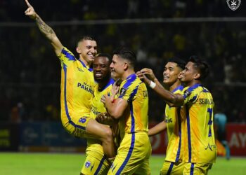 MANUEL Hidalgo  (kiri) tidak dapat bermain dengan Sri Pahang pada aksi Liga Super menentang Negeri Sembilan di Stadium Tuanku Abdul Rahman, Paroi. malam ini.-IHSAN FB SRI PAHANG