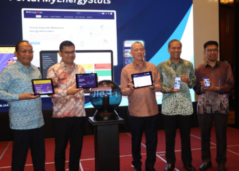 FADILLAH Yusof (tengah) melancarkan portal MyEnergyStats yang merupakan gerbang data terbuka sektor tenaga di Malaysia di Putrajaya, semalam.