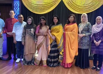 SARASWATHY Kandasami (empat, kanan) dan Nalini Rathakris (tengah) bersama para tetamu pada majlis An Evening of Victory: Honororing Achievement Together sempena kejayaan pementasan ‘Ayappa’ produksi Teater Tarian Klasik India pada acara kemuncak Panggung Seni Tradisional (PST) 2024, di Klang, Selangor, kelmarin.