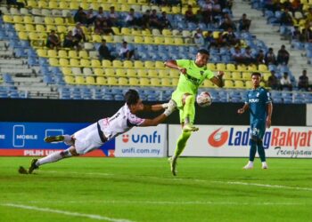 RAHADIAZLI Rahalim (kiri) menepis bola rembatan pemain Johor Darul Ta’zim (JDT) dalam aksi Liga Super di Stadium Sultan Mizan Zainal Abidin, Kuala Nerus, Terengganu, malam ini. - UTUSAN/PUTQRA HAIRRY