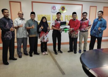 RAJA Puteri Al-Zahra Raja Shamri (empat dari kiri) dan Muhammad Ziaa’ ‘Arif Mohd Zailani (tengah) ketika majlis pelepasan peserta pertandingan 26th International Robot Olympiad (IRO) 2025 di Maktab Rendah Sains Mara (MRSM) Kota Putra, Besut, Terengganu. - UTUSAN / WAN ZURATIKAH IFFAH WAN ZULKIFLI