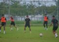 Para pemain Terengganu FC (TFC) menjalani sesi latihan akhir persiapan separuh akhir Piala Malaysia 2025 di Kompleks Sukan Gong Badak, semalam. -UTUSAN/PUQTRA HAIRRY