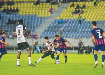 PEMAIN Johor Darul Ta’zim (JDT), Arif Aiman (dua, kanan) dikawal ketat oleh pemain Terengganu FC (TFC) dalam aksi separuh akhir pertama Piala Malaysia yang berlangsung di Stadium Sultan Mizan Zainal Abidin, kelmarin. -UTUSAN/PUQTRA HAIRRY