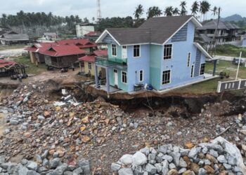 KEADAAN rumah banglo biru milik Mohd. Yazit Idris yang terjejas akibat hakisan pantai di Kampung Tanjung, Batu Rakit, Kuala Nerus, Terengganu. - UTUSAN/ PUQTRA HAIRRY