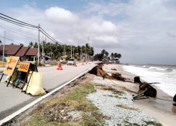 SEBAHAGIAN jalan raya yang runtuh akibat hakisan di Pantai Tanjung, Batu Rakit, Terengganu. -UTUSAN/KAMALIZA KAMARUDDIN.