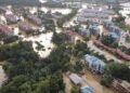 PEMANDANGAN yang dirakam oleh Unit Dron Angkatan Pertahanan Awam (APM) Sarawak menyaksikan kawasan penempatan di sekitar Gem Park, Sekolah Kebangsaan Assyakirin dan kenderaan di Bintulu ditenggelami banjir yang naik mendadak pagi semalam. – UNIT DRON APM SARAWAK