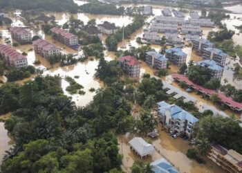 PEMANDANGAN yang dirakam oleh Unit Dron Angkatan Pertahanan Awam (APM) Sarawak menyaksikan kawasan penempatan di sekitar Gem Park, Sekolah Kebangsaan Assyakirin dan kenderaan di Bintulu ditenggelami banjir yang naik mendadak pagi semalam. – UNIT DRON APM SARAWAK