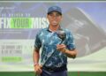 Duta jenama Cobra, Shahriffudin Ariffin menunjukkan antara jenis produk baharu DS-Adapt pada majlis pengenalan di MST Golf Arena di sini, hari ini. GAMBAR: FARIZ RUSADIO