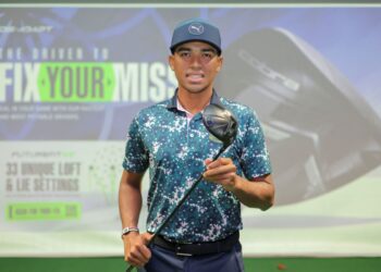 Duta jenama Cobra, Shahriffudin Ariffin menunjukkan antara jenis produk baharu DS-Adapt pada majlis pengenalan di MST Golf Arena di sini, hari ini. GAMBAR: FARIZ RUSADIO