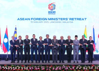 MOHAMAD Hasan (enam dari kiri) bersama rakan sejawat sempena Pemukiman Menteri Luar ASEAN 2025 di Pusat Konvensyen Antarabangsa Langkawi, Kedah, semalam. – UTUSAN/SHAHIR NOORDIN