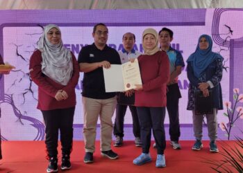 NANCY Shukri (tiga dari kiri) menyampaikan sijil penghargaan pada Majlis Perasmian Program Integrasi Kasih Kampung Angkat Madani Kementerian Pembangunan Wanita, Keluarga dan Masyarakat sempena Majlis Penyerahan Projek Fizikal Kampung Angkat Madani di Pasir Pekan Tengah, Tumpat, Kelantan. - UTUSAN/MUSTAQIM MOHAMED